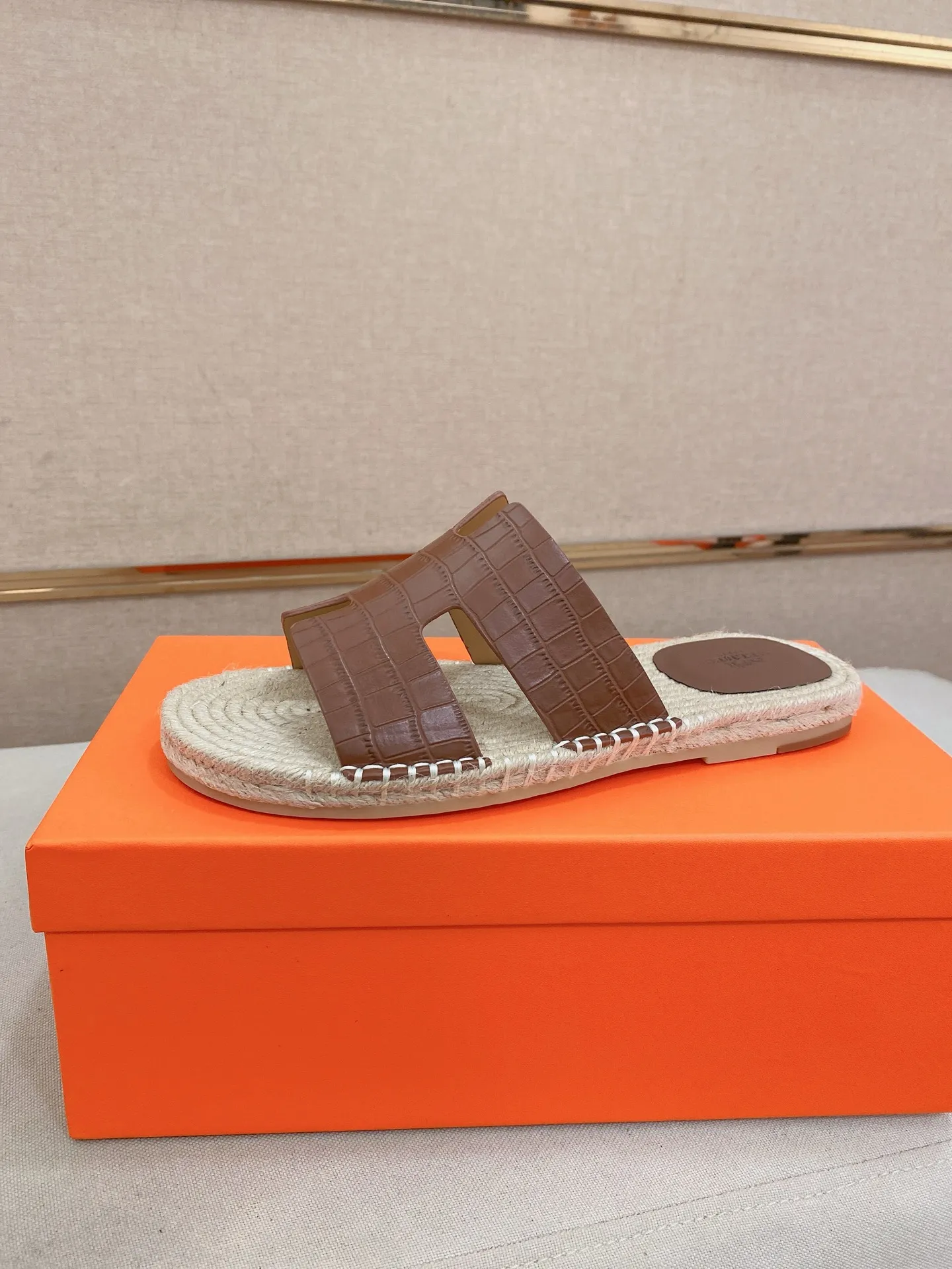 Factory price: 340💰high-end version. "HERMES" Hermès 💁♂️Men's casual slippers, compare the quality at the counter🧚🏿♂️ The upper is made of cowhide leather 🐊crocodile pattern workmanship, purely hand-drawn, raw rubber breathable and non-slip outsole, the inner is breathable and comfortable lambskin, the density is 100% comfortable, the original rubber outsole is wear-resistant and has a code number of 38-44. Can be customized 45-46-47💥🏆